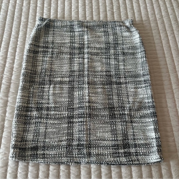 Elegant Black and White Plaid Skirt - Picture 2 of 6